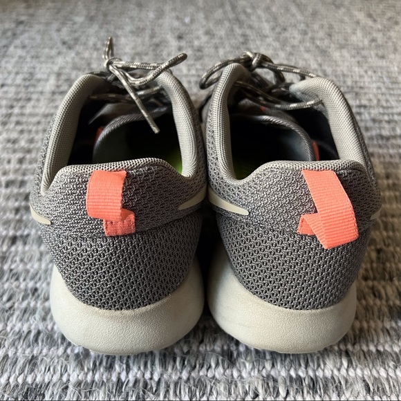 Nike Roche Run sneakers in Gray & pink - Picture 6 of 10